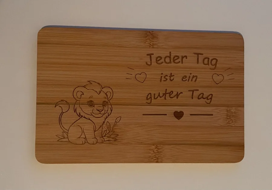 Individuell graviertes Frühstücksbrettchen aus Holz mit Löwenbaby und Schriftzug Jeder Tag ist ein guter Tag