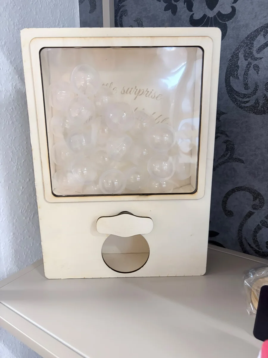Kugelautomat aus Holz mit transparenten Kapseln als Adventskalender oder Geschenk