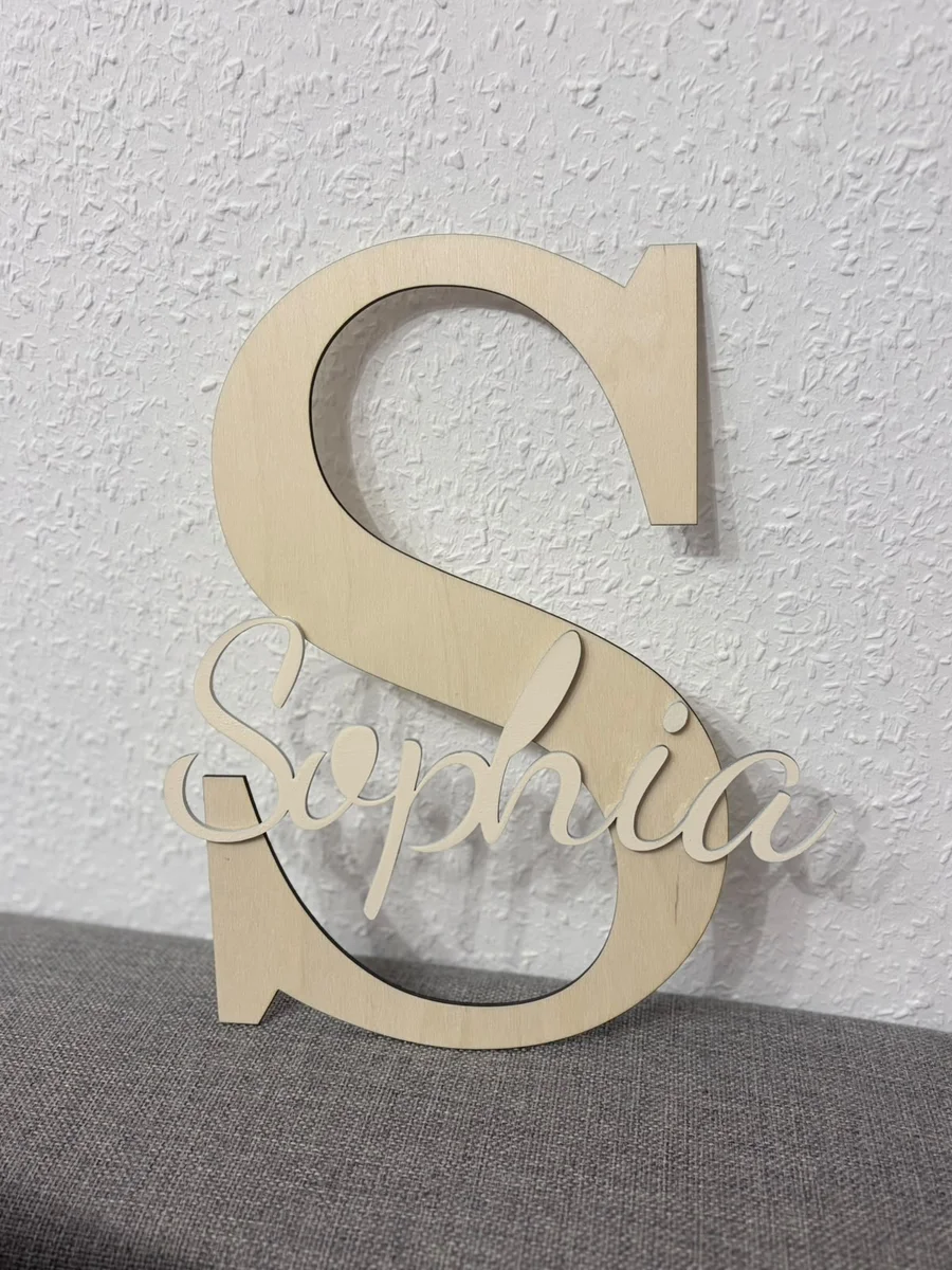 Personalisierter Holz-Namenszug mit großem Anfangsbuchstaben S und Name Sophia