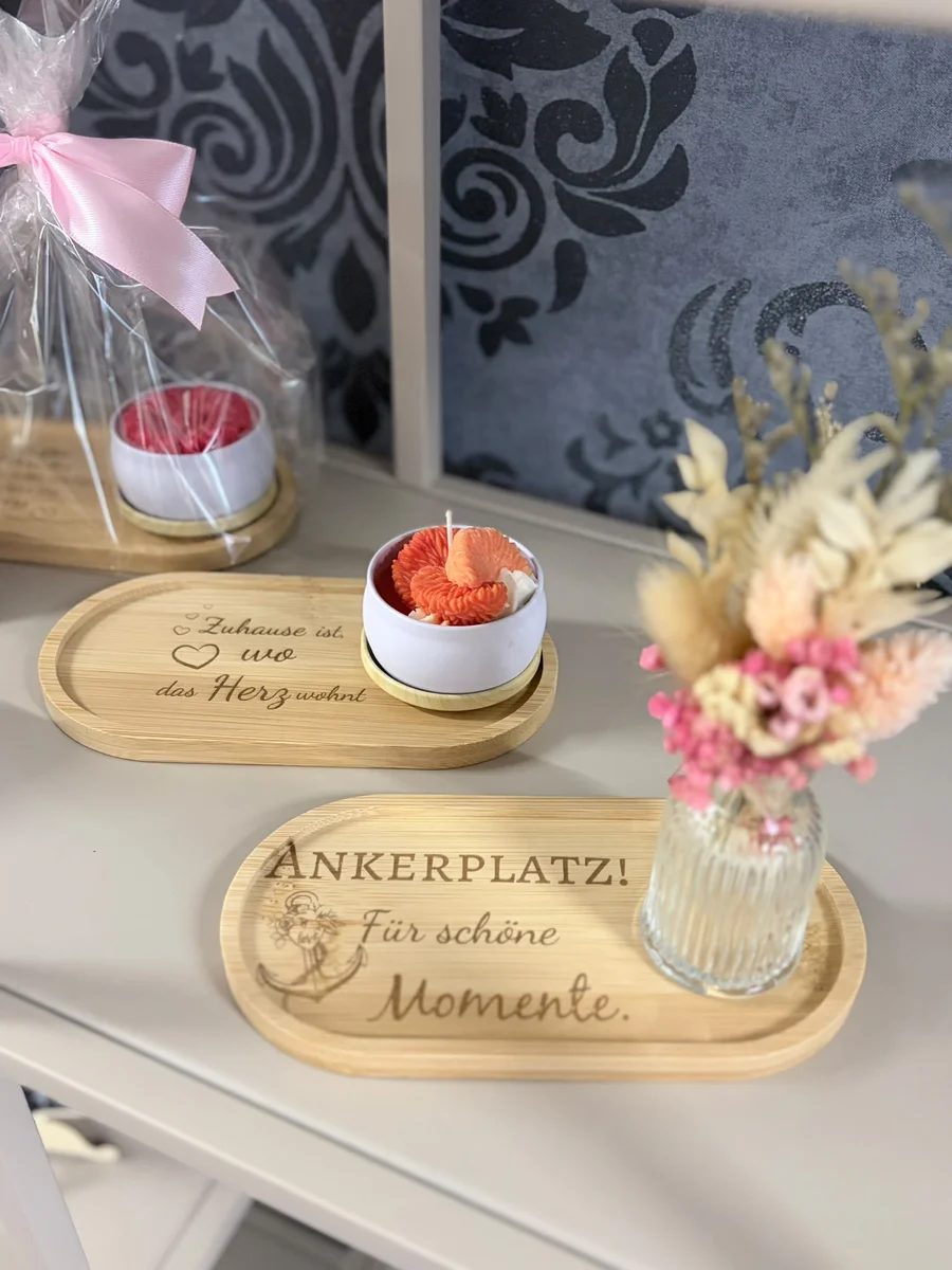 Tablett aus Holz mit Gravur "Ankerplatz! Für schöne Momente." mit Kerze und Trockenblumen-Vase