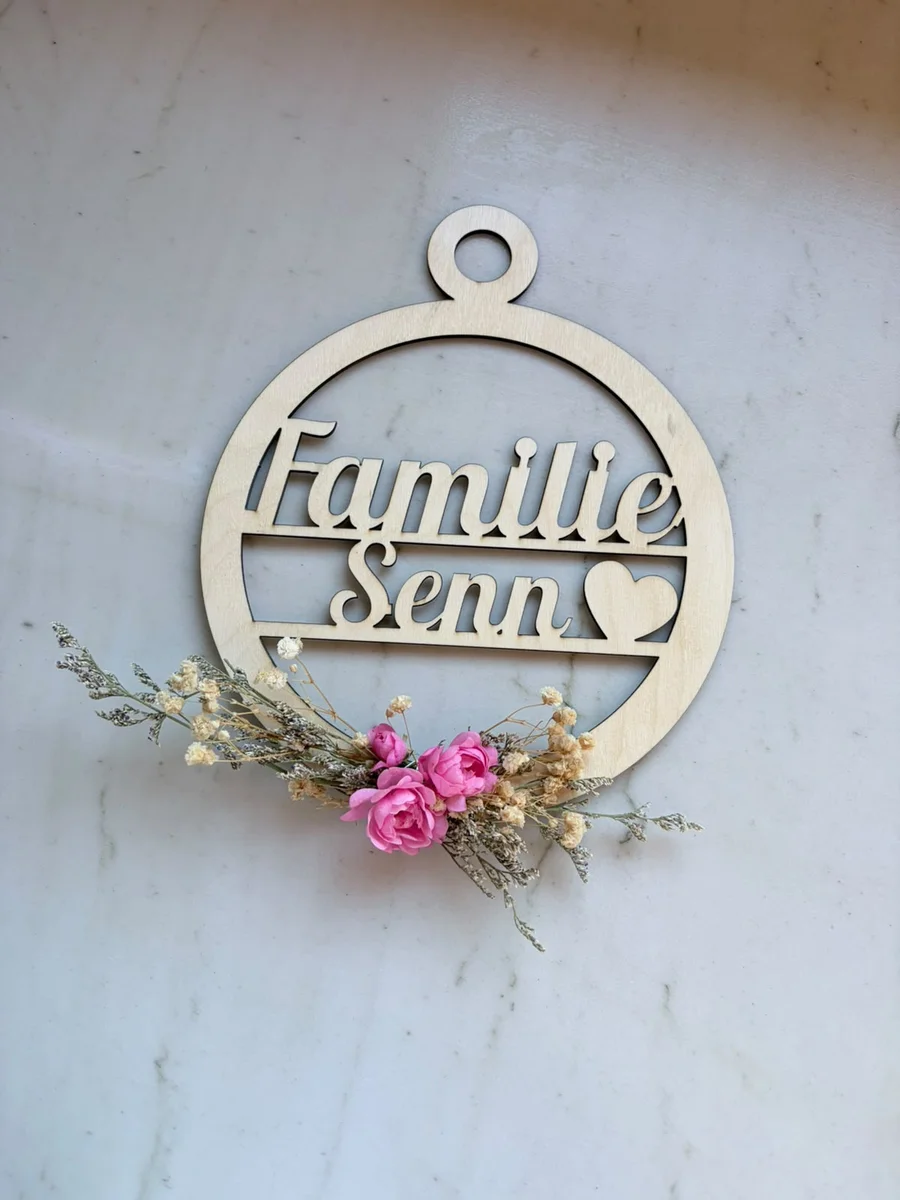 Holz-Türkranz mit Familienname Senn, Herz und Trockenblumen