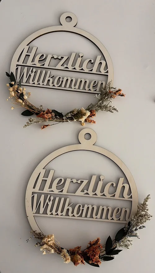 Zwei Holz-Türkränze Herzlich Willkommen mit Trockenblumen